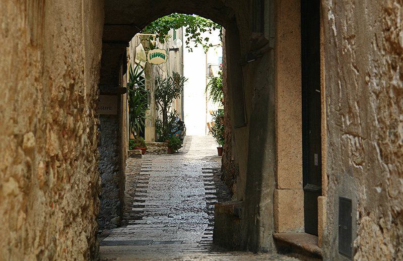 Rue romantique Ã  Borgio Verezzi en Ligurie
