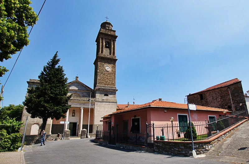 Un centre-ville agrÃ©able avec une Ã©glise de Diano Arentino en Ligurie