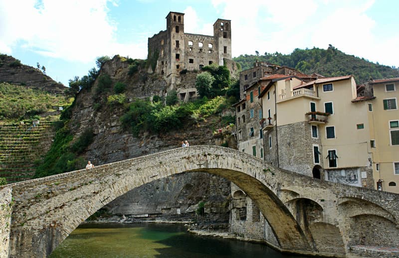 Le pont Nervia est une attraction touristique Ã  Dolceacqua