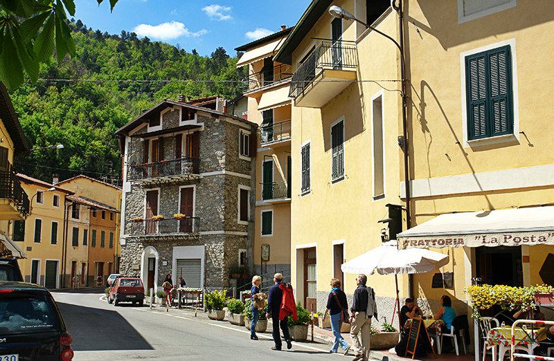 Une belle rue de Pigna en Ligurie