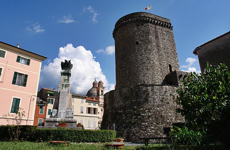 Vue de Castello di Varese Ligure et le centre-ville